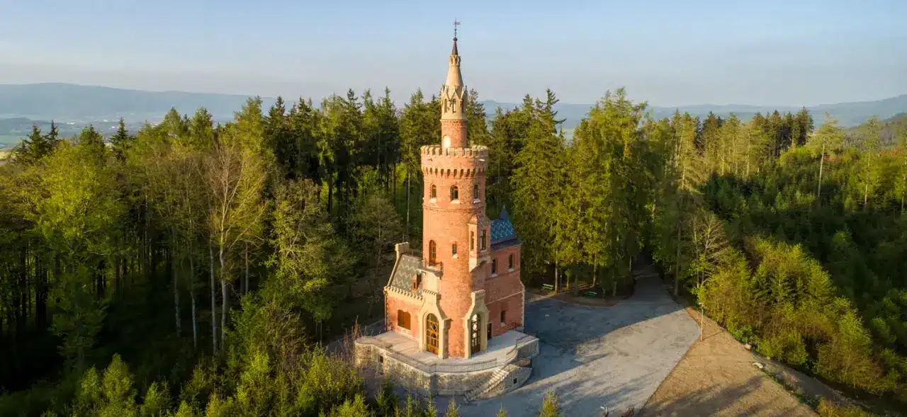Vycházka turistů – karlovarské rozhledny