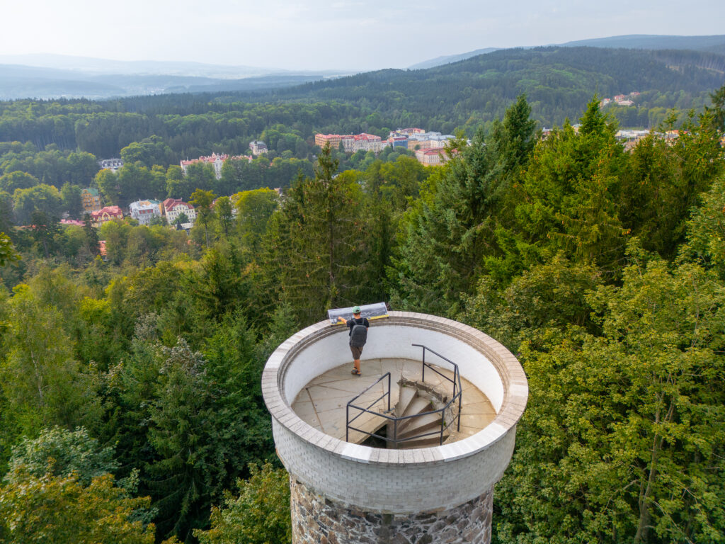 Měsíc věží a rozhleden 2025
