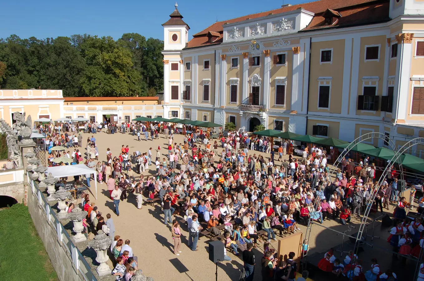 Trh místních produktů na nádvoří zámku Milotice