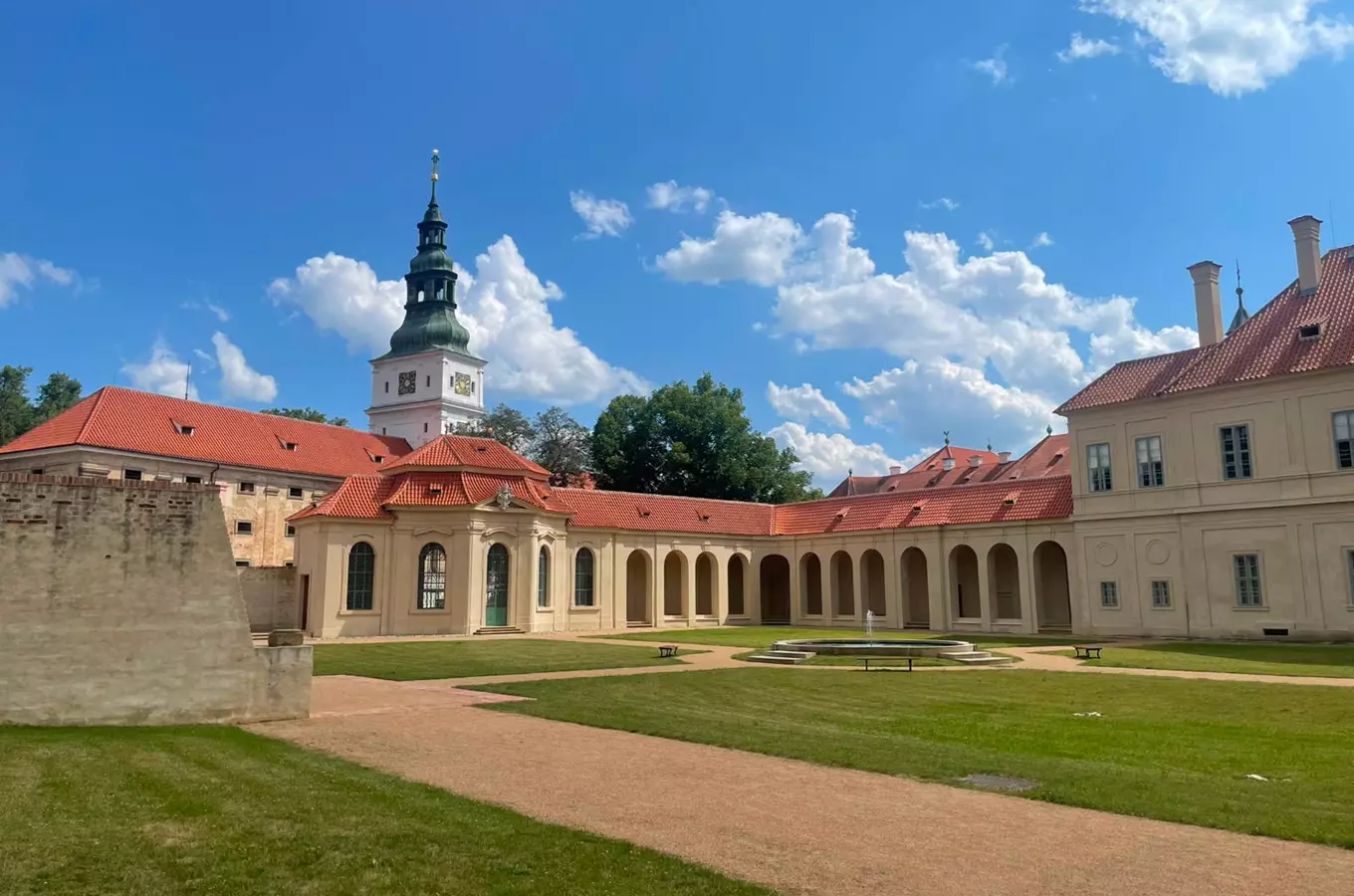 Monastýrování ...aneb zhotovitel v klášterní architektuře – klášter Plasy
