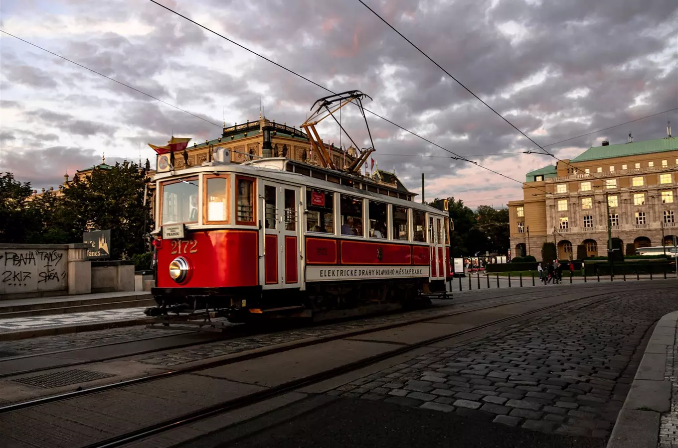 Historická tramvaj 42 v Praze