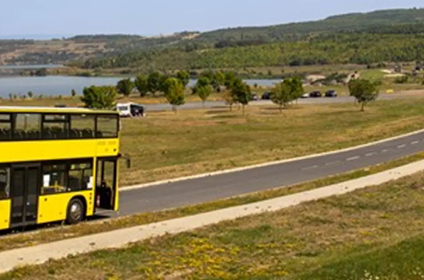 Letní doprava k Jezeru Most 2026 – jízdy oblíbeného patrového autobusu