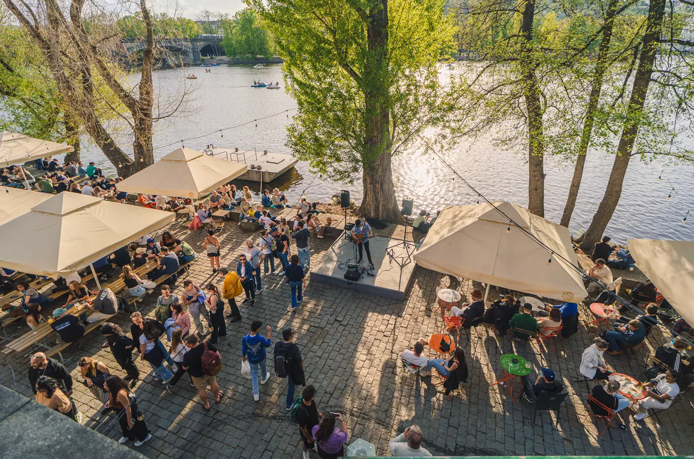 Open Air Čapadlo – koncerty na náplavce Smetanovo nábřeží