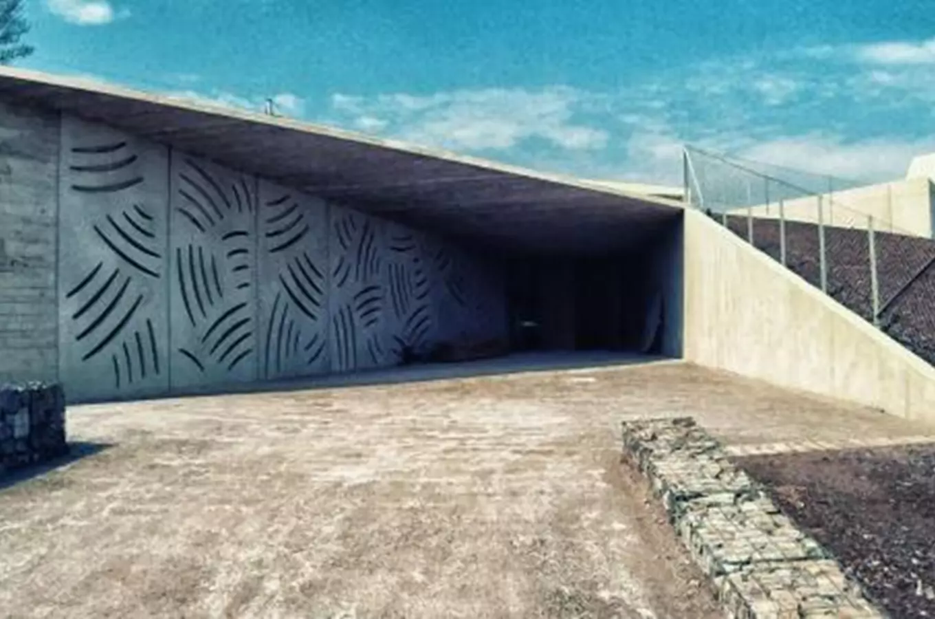 Kde se moderní architektura potkává s pravěkem
