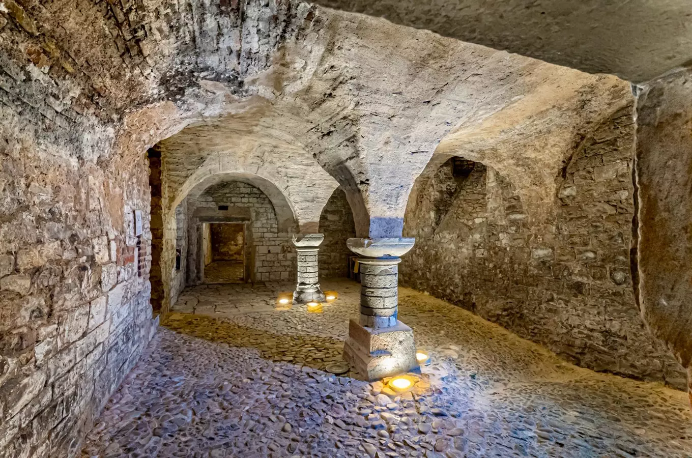 Tajemná večerní výprava na Staré Město – románské podzemí paláce pánů