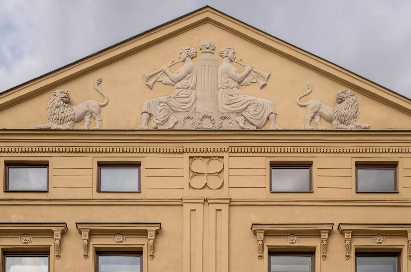 Majitelé a historické proměny domů U Zlatého Lva