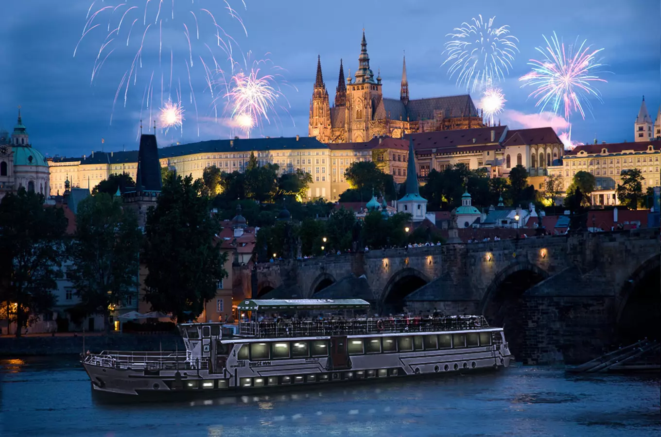 Silvestr v Praze na lodi – tradiční plavba s Parníky Praha