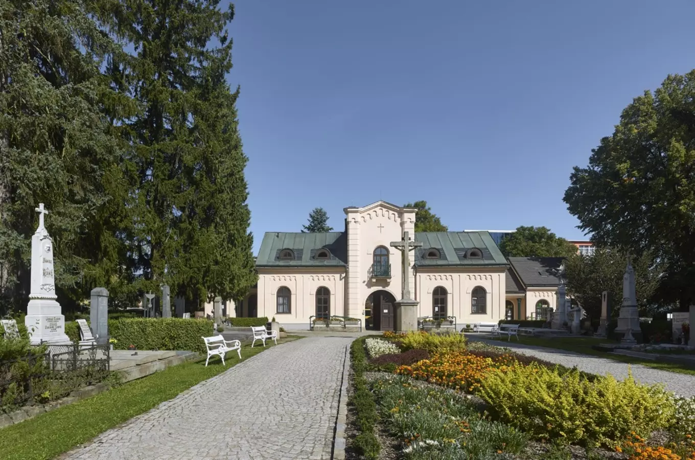 Kaplí Nanebevstoupení Páně za historií Ústředního hřbitova v Jihlavě