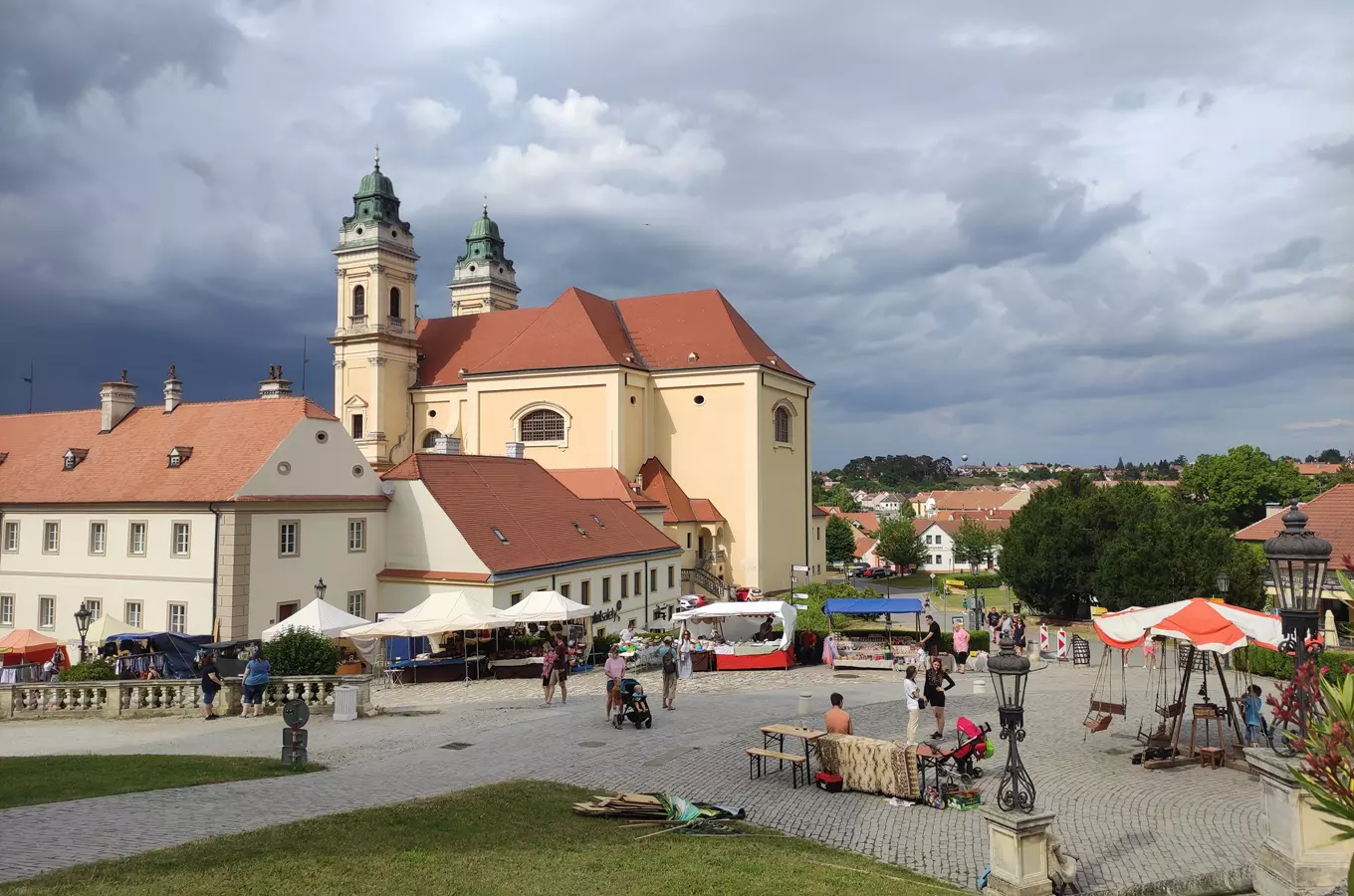 Letní pití vína & gastro festival na nádvoří zámku Valtice aneb Valtice po italsku