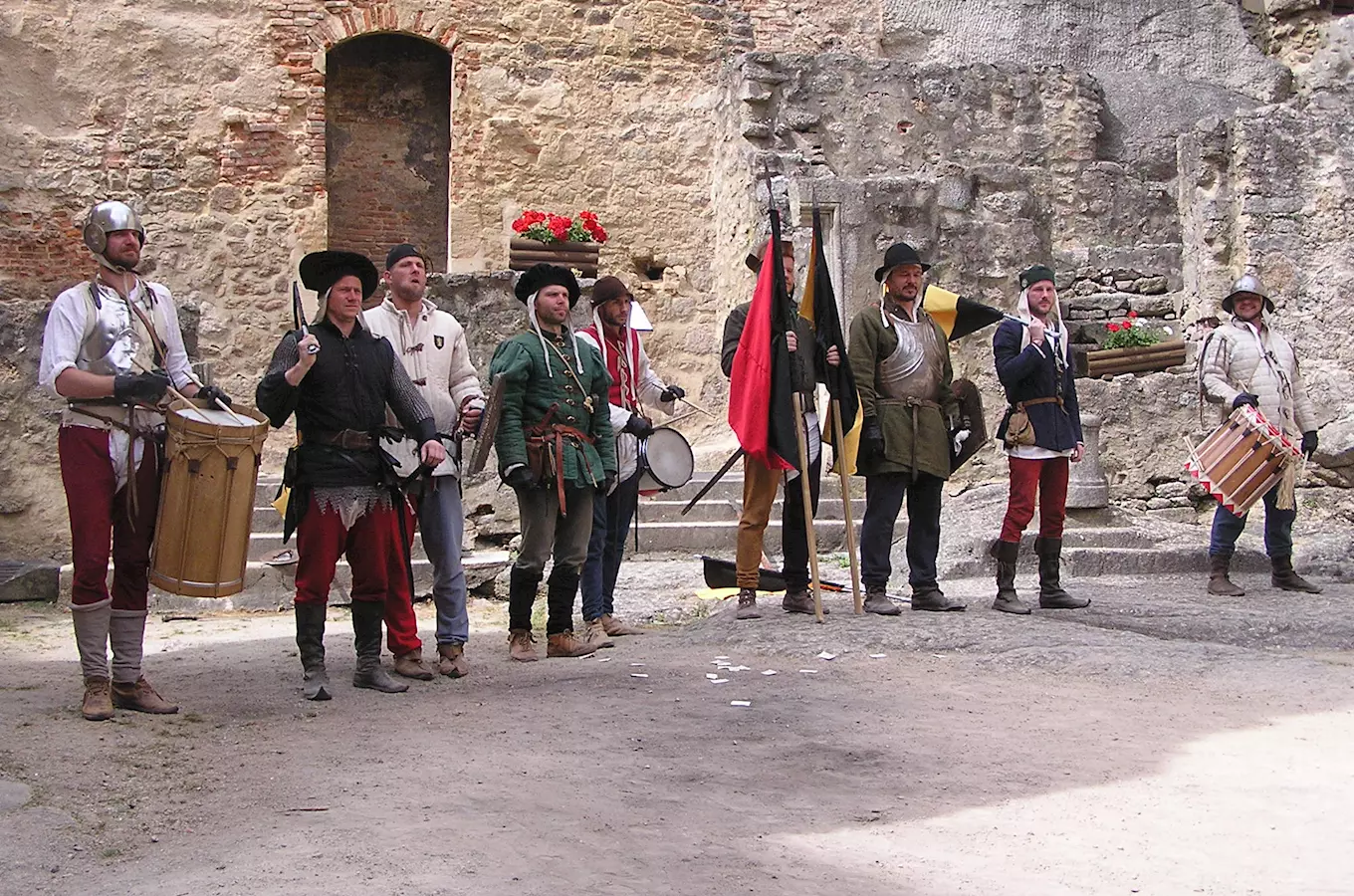 Vystoupení skupiny historického šermu Bravus na Landštejně