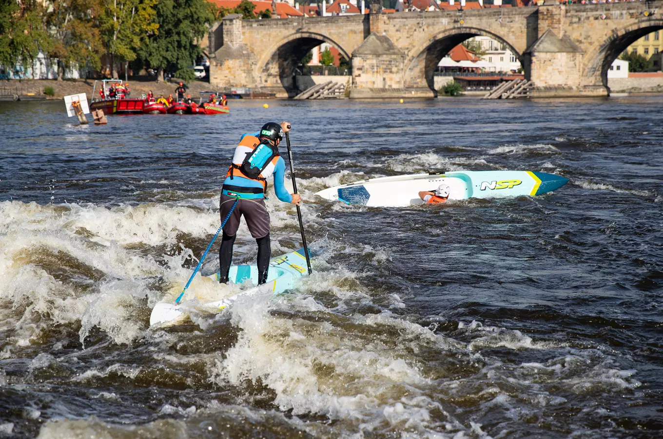 Napříč Prahou přes 3 jezy na paddleboardech