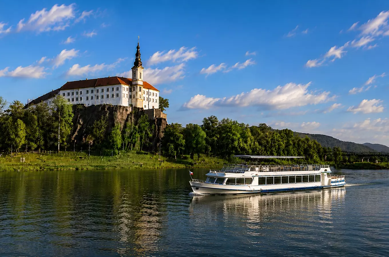 Výlet lodí  do Děčína – zámek, pivovar a degustace piva