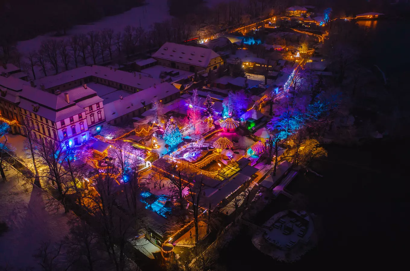 Vánočně nasvícená Zoo Hluboká 2026