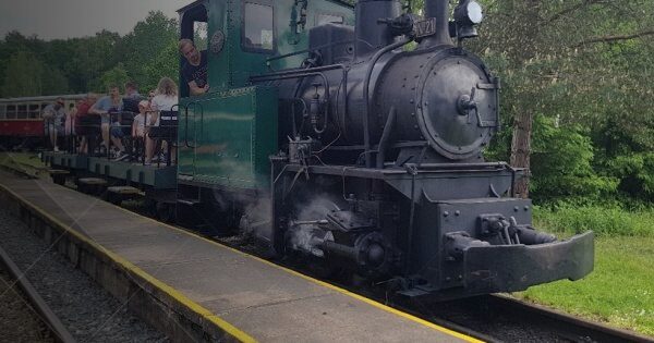 S parní lokomotivou na úzkorozchodné dráze