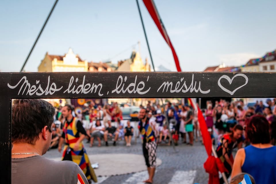 MĚSTO LIDEM, LIDÉ MĚSTU