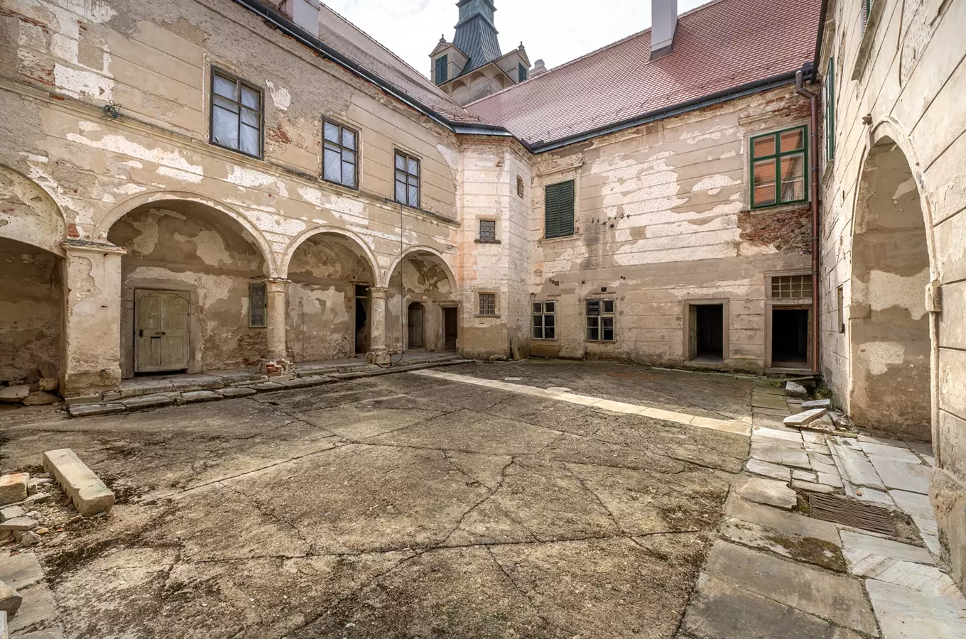 Prohlídky zámku Uherčice s Martinem Koplíkem