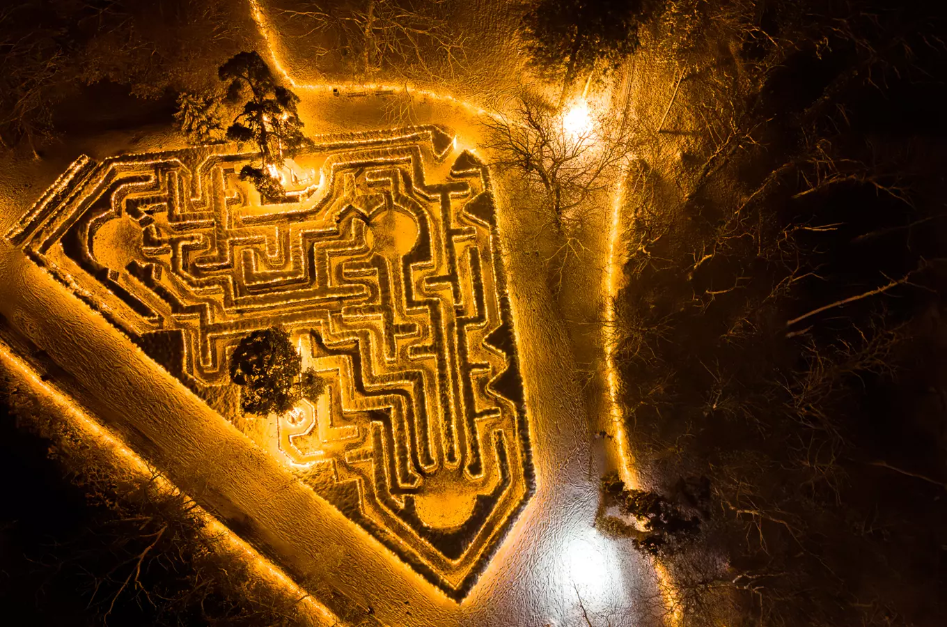 Labyrinty světla a ráj srdce – světelný park na zámku Loučeň
