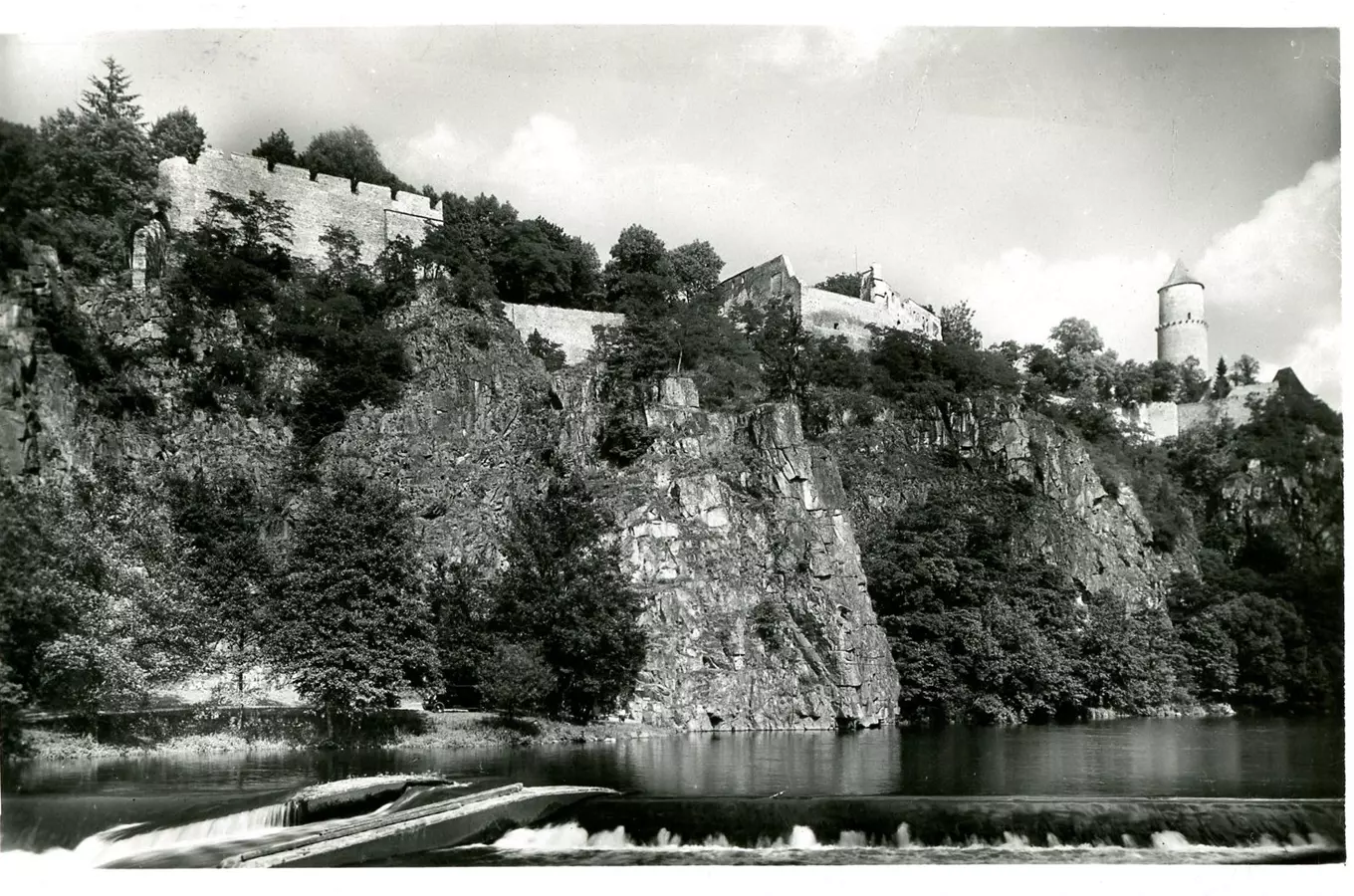 Výstava starých fotografií hradu Zvíkova
