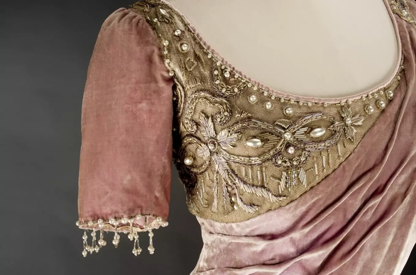 Móda s rodokmenem – Výstava aristokratických oděvů 19. století